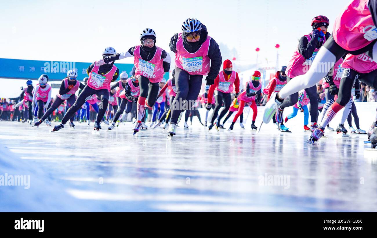 Pékin, province chinoise du Jilin. 30 janvier 2024. Les participants concourent lors du premier marathon de patinage Jilin Songhua River dans le comté de Jingyu, dans la province de Jilin, au nord-est de la Chine, le 30 janvier 2024. Le premier marathon de patinage Jilin Songhua River a débuté mardi dans le comté de Jingyu, dans la province de Jilin, au nord-est de la Chine, attirant plus de 7 000 participants venus de Chine, du Nigeria, d'Afrique du Sud et d'autres pays et régions. Crédit : Yan Linyun/Xinhua/Alamy Live News Banque D'Images