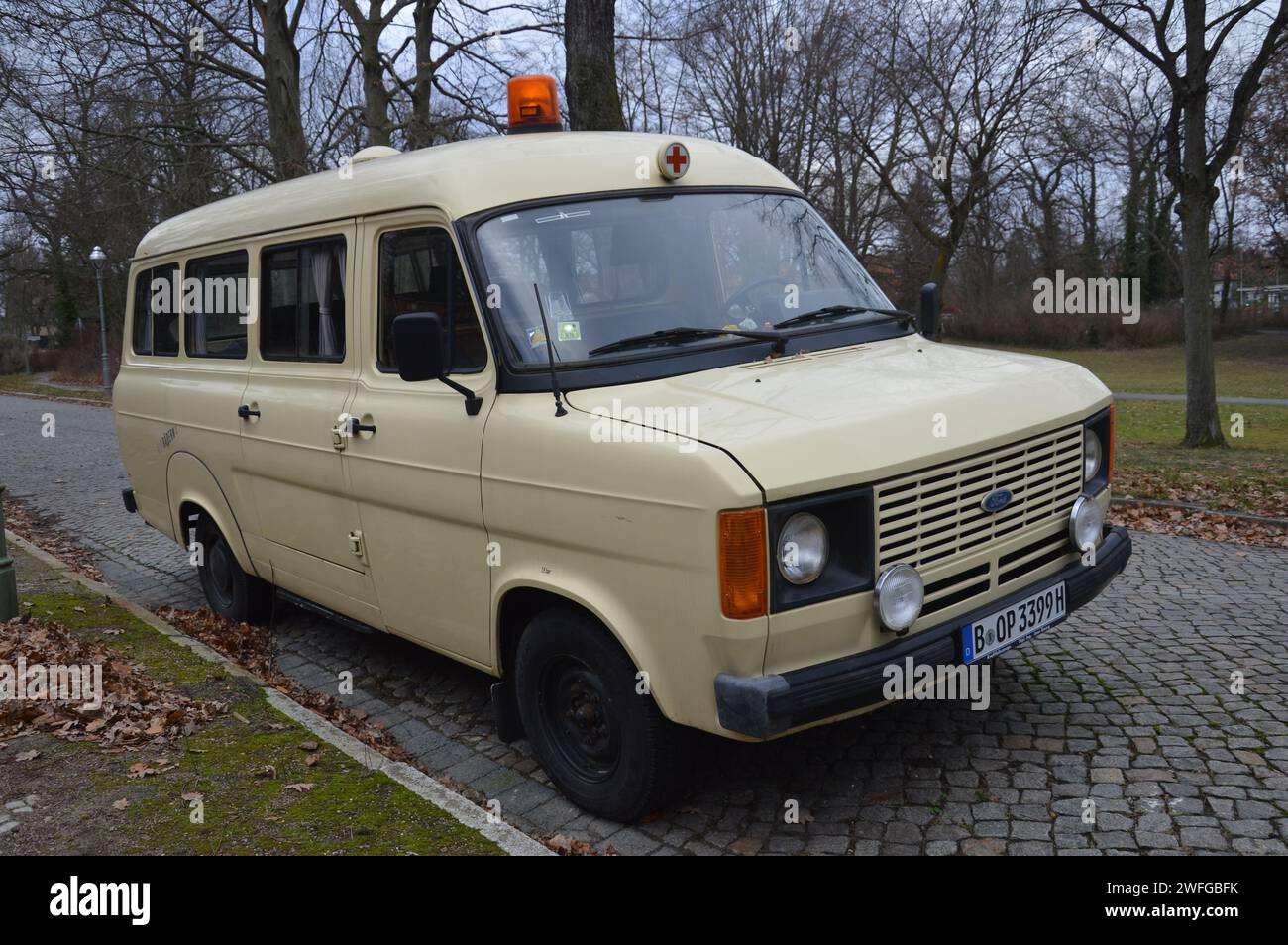 Berlin, Allemagne - 27 janvier 2024 - ambulance vintage à Dahlem. (Photo de Markku Rainer Peltonen) Banque D'Images