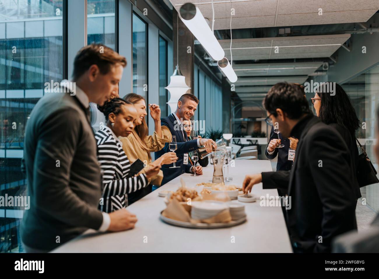 Gens d'affaires multiraciaux avec nourriture et boissons pendant le séminaire Banque D'Images