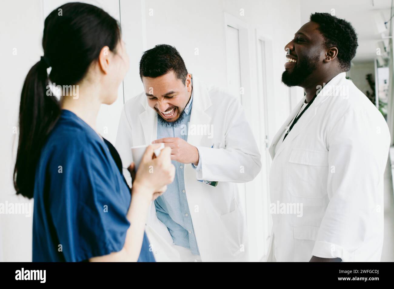 Joyeuse équipe médicale multiraciale appréciant pendant la pause café à l'hôpital Banque D'Images