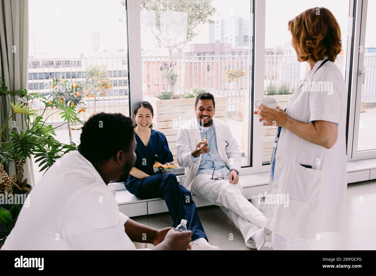 Heureux collègues médicaux discutant pendant la pause à l'hôpital Banque D'Images