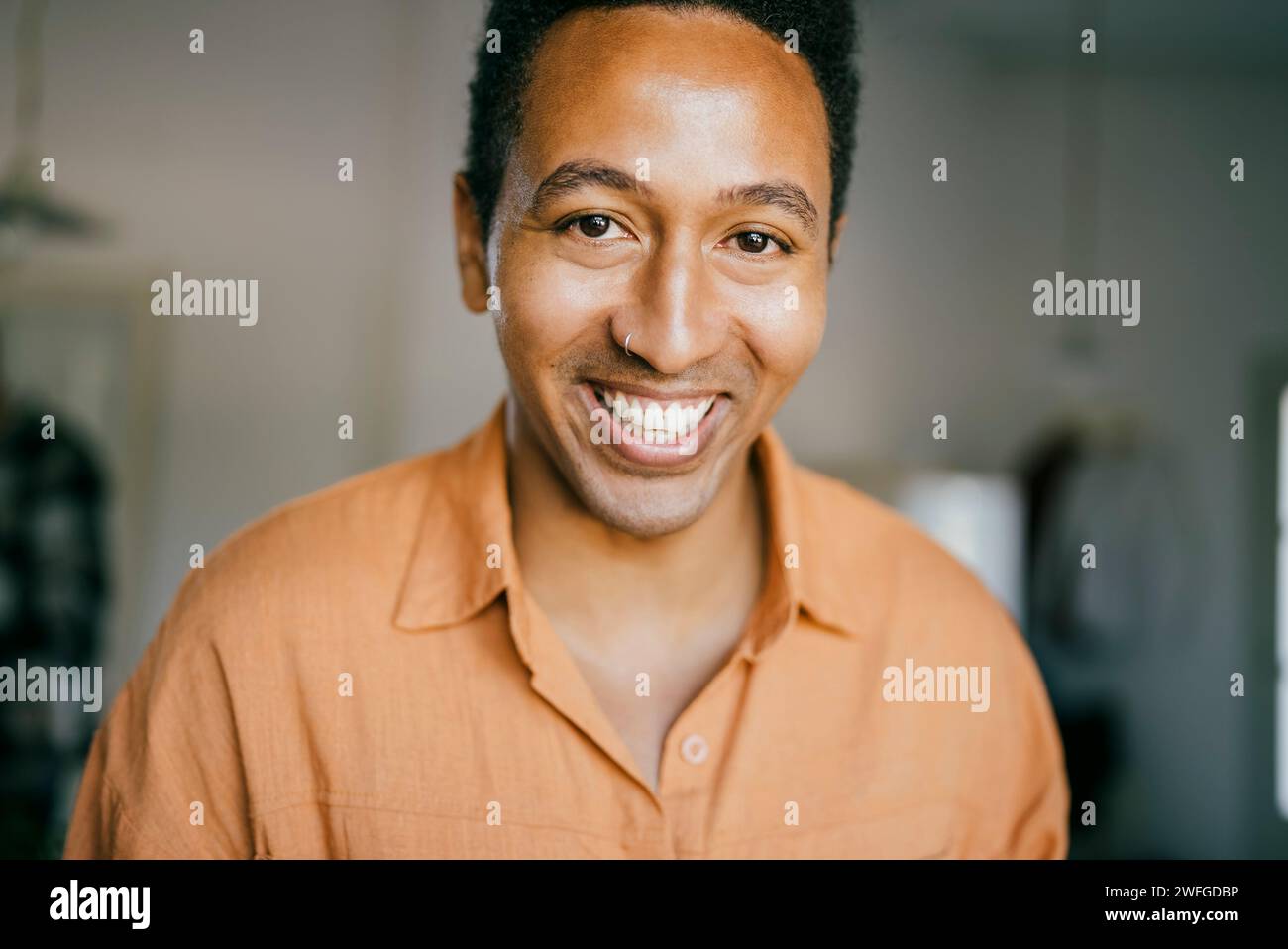 Portrait d'homme souriant avec anneau de nez à la maison Banque D'Images