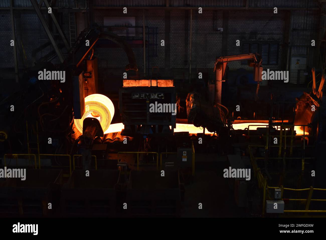 Galet lumineux métal dans une aciérie - usine industrielle pour la production de tôle Banque D'Images
