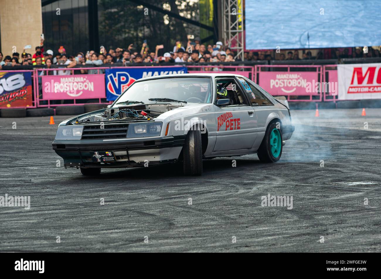 Bogota, Colombie. 28 janvier 2024. Une Fox Body Mustang de 1979 se produit dans un spectacle de dérive au MCM Show 2024 à Bogota, en Colombie, le 28 janvier 2024, où les fans et collectionneurs d'automobiles se réunissent pour apprécier la culture automobile colombienne, y compris le tuning, les supercars et les classiques. (Photo de Sebastian Barros/NurPhoto)0 crédit : NurPhoto SRL/Alamy Live News Banque D'Images