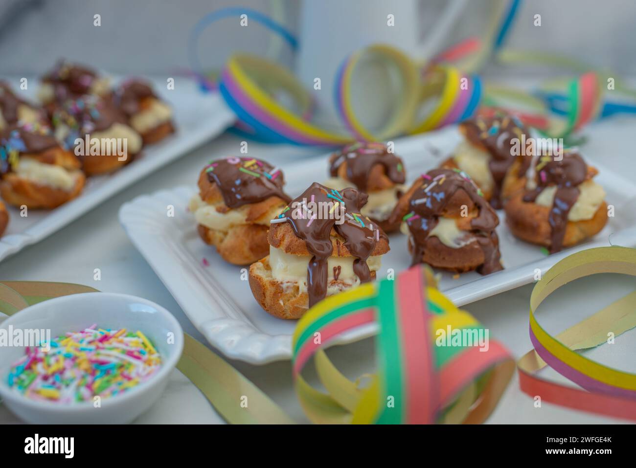 Profiteroles françaises avec sauce au chocolat Banque D'Images