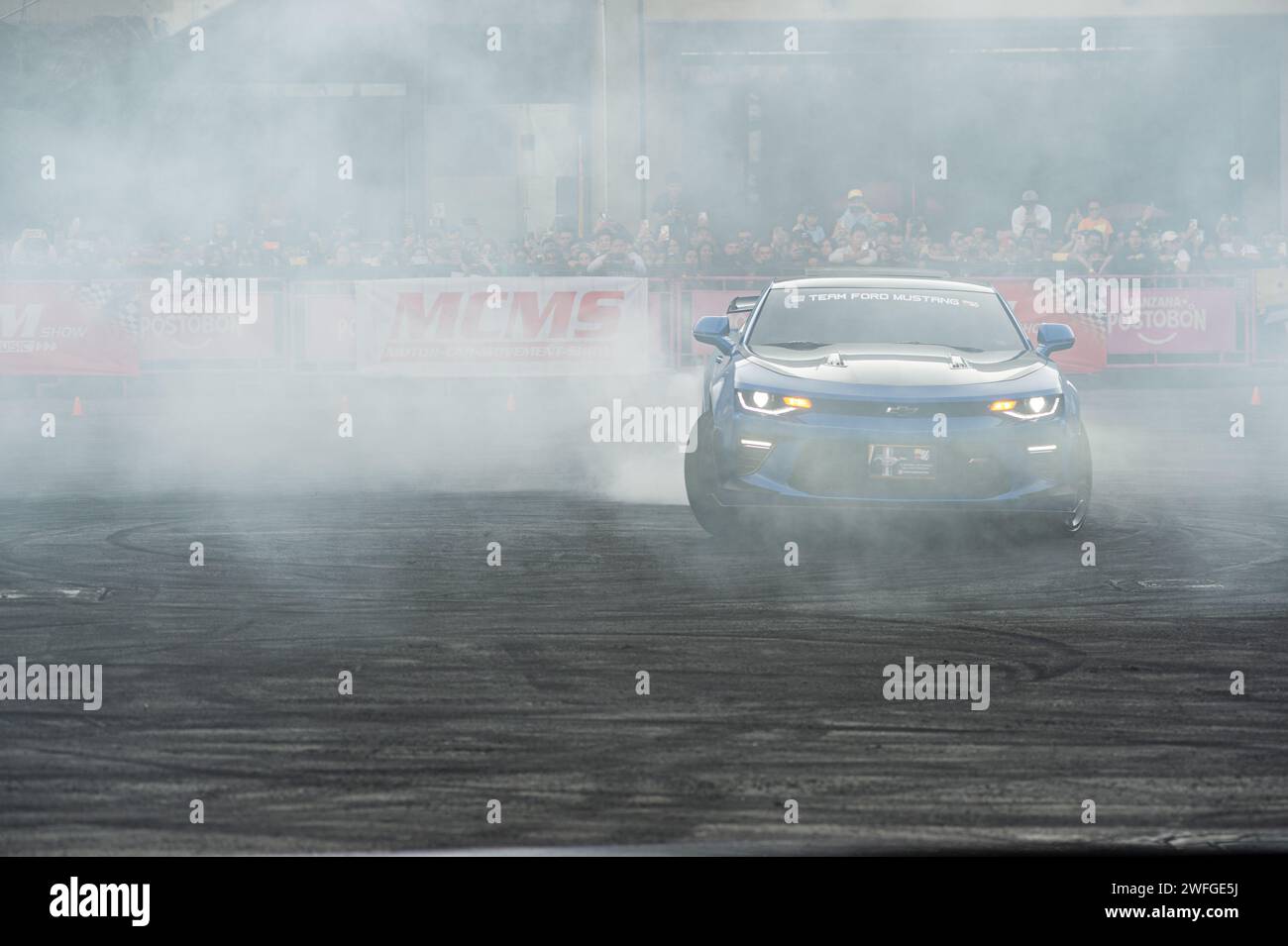 Bogota, Colombie. 28 janvier 2024. Une Camaro de Chevrolet se produit lors d'un spectacle de dérive au MCM Show 2024 à Bogota, en Colombie, le 28 janvier 2024, où les amateurs et collectionneurs d'automobiles se réunissent pour apprécier la culture automobile colombienne, y compris les réglages, les supercars et les classiques. (Photo de Sebastian Barros/NurPhoto)0 crédit : NurPhoto SRL/Alamy Live News Banque D'Images