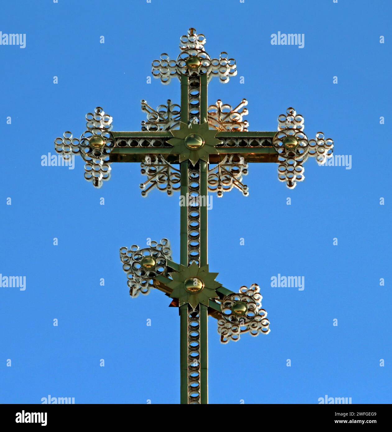 Croix en métal sur le dôme du temple. Banque D'Images
