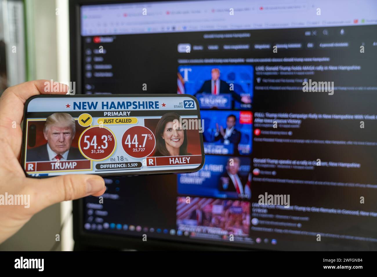 Trump a battu Haley à la primaire du New Hampshire. Un homme s'enquiert de l'élection au téléphone. Budapest, Hongrie - 23.01.2024 Banque D'Images