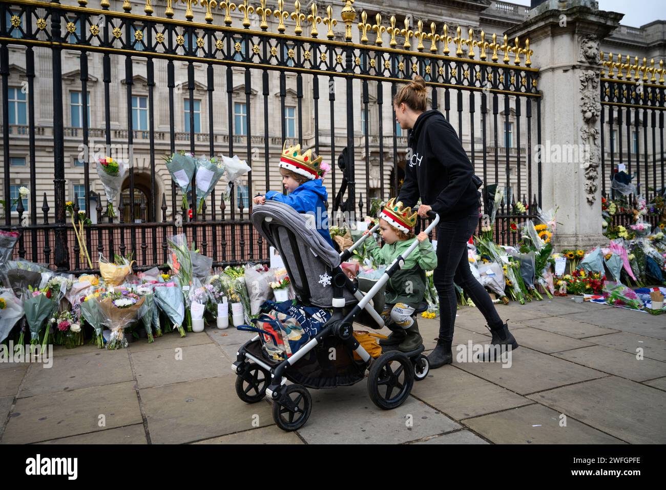 9 septembre 2022 : le lendemain de l'annonce officielle de la mort de sa Majesté la reine Elizabeth II, les personnes en deuil continuent d'arriver au palais de Buckingham pour rendre hommage et déposer des fleurs. La reine mourut au château de Balmoral en Écosse à l'âge de quatre-vingt-seize ans. Son règne est le plus long de tous les monarques britanniques. Banque D'Images