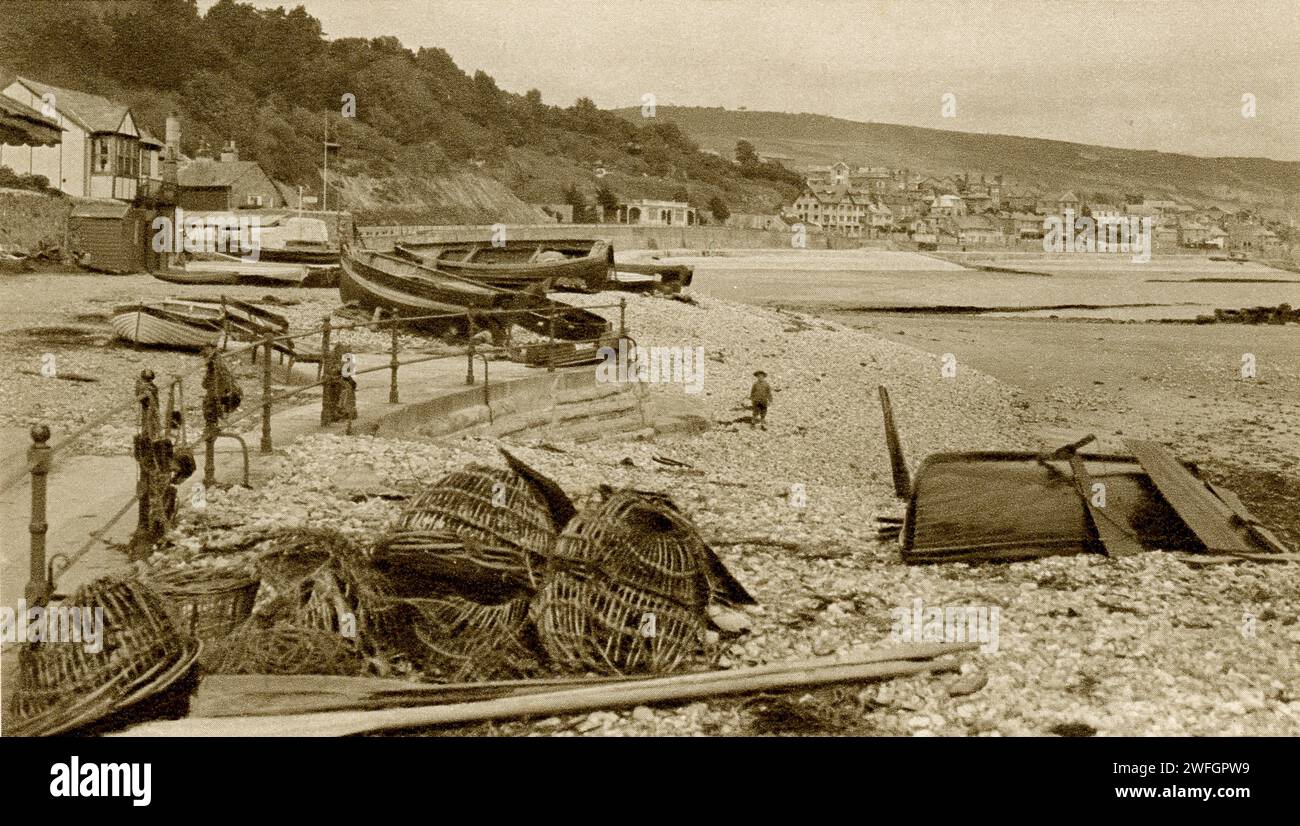 Photographie Lyme Regis Beach, West Dorset, Angleterre, Royaume-Uni rom le livre Glorious Devon. Par S.P.B. mais, publié par London Great Western Railway Company, 1928 Retro Beach Postcard. Banque D'Images