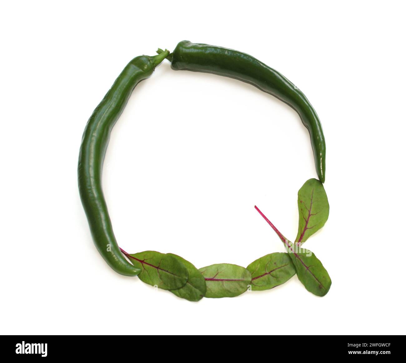 Lettre Q faite à partir de salade verte et piments de Chili lettres alphabétiques ABC majuscules faites de piments, poivre, pour texte, encyclopédie, livre de cuisine, carte de menu Banque D'Images