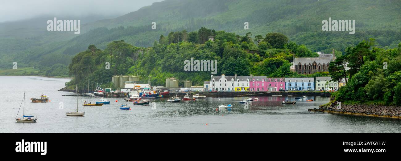 Panorama de maisons colorées dans le port de Portree, île de Skye, Écosse, Royaume-Uni Banque D'Images