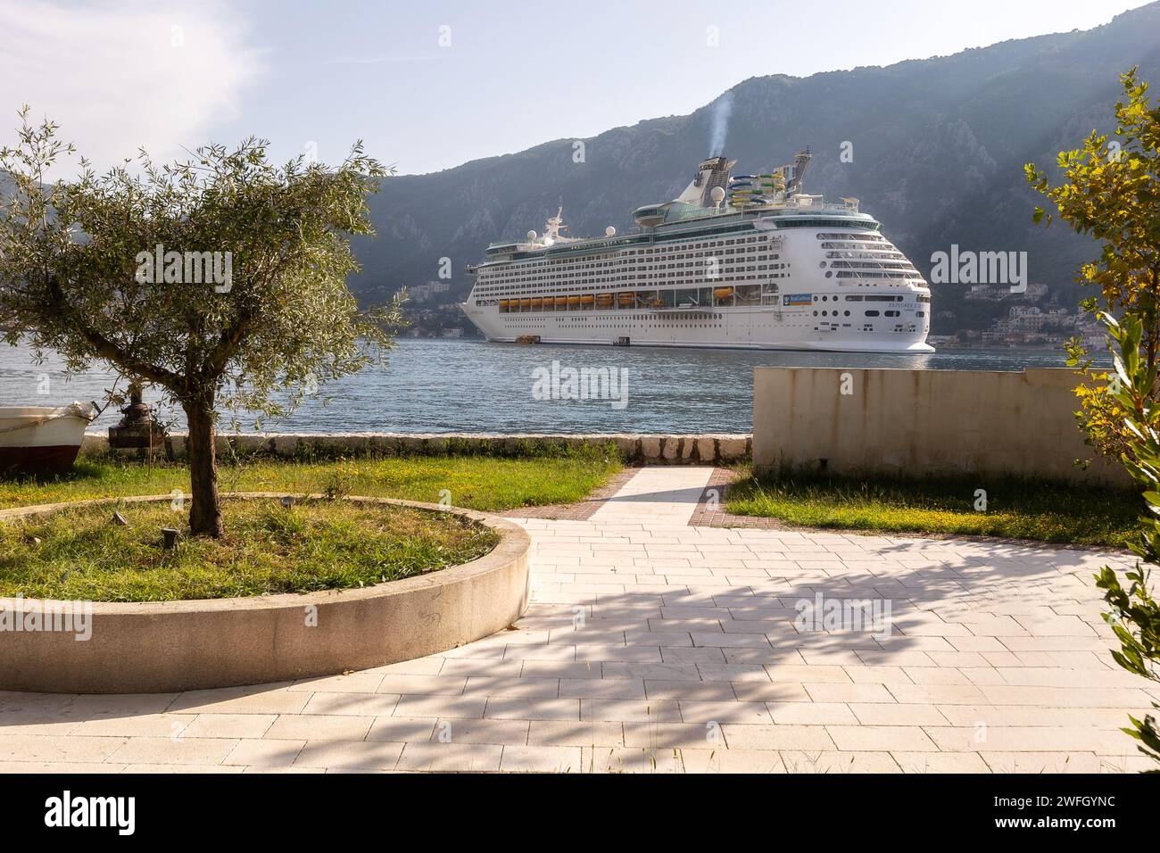 Kotor, Monténégro - 20 septembre 2023 : Kotor Bay et Explorer of the Seas, navire de croisière Royal Caribbean Banque D'Images