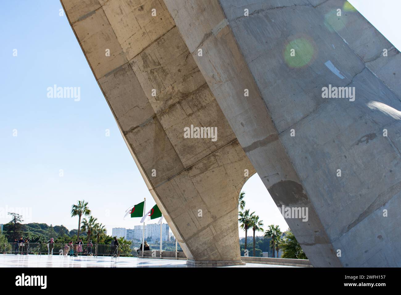 Vue en bas angle du monument Maqam Echahid, célèbre monument algérien contre un ciel bleu. Banque D'Images