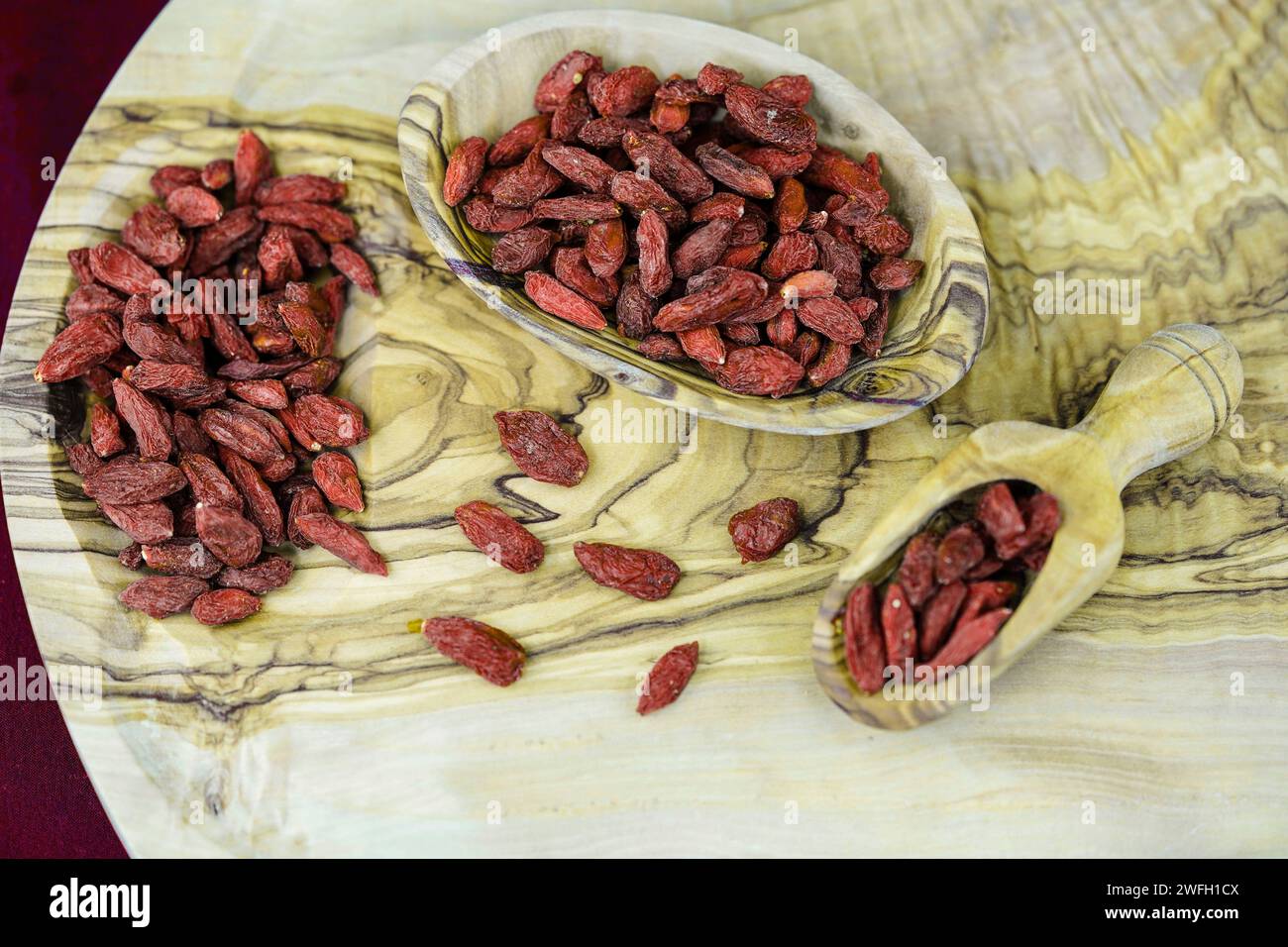 Wolfberry chinois, vigne matrimoniale, vigne matrimoniale barbare, nedlar rouge, arbre à thé du duc d'Argyll (Lycium barbarum), baies de goji séchées sur la table Banque D'Images