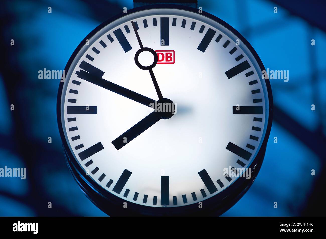 Horloge de la gare à la gare principale tôt le matin en octobre, détail, Allemagne, Rhénanie du Nord-Westphalie, Cologne Banque D'Images