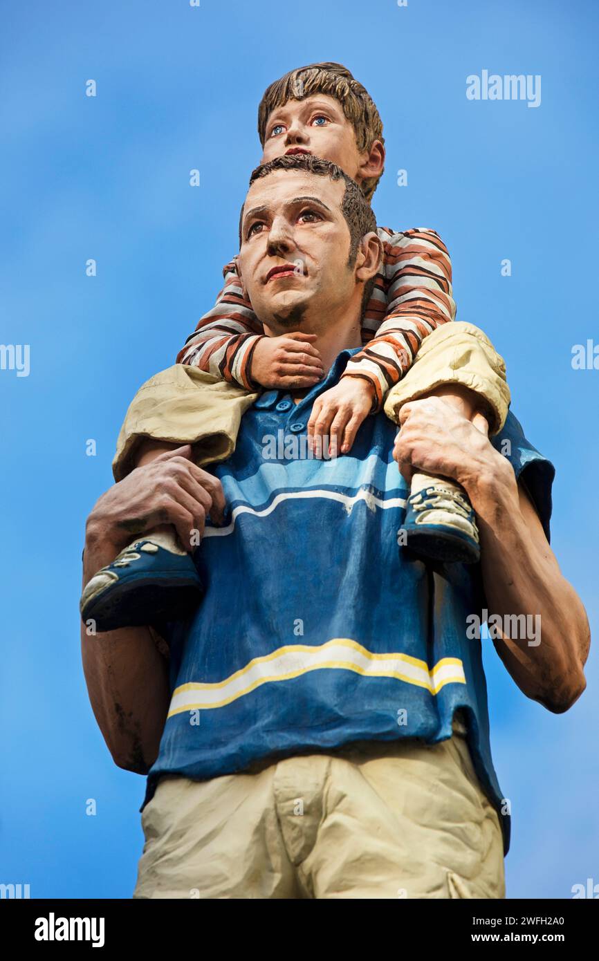 Sculpture stylites père et fils sur une colonne publicitaire, Allemagne, Rhénanie du Nord-Westphalie, Basse-Rhénanie, Dusseldorf Banque D'Images