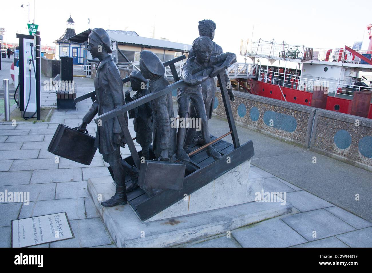 La statue Safe Haven dédiée au Kindertransport par Ian Wolter à Harwich, Essex au Royaume-Uni Banque D'Images