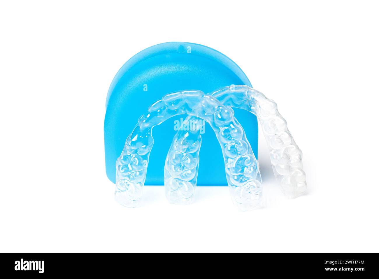 Alignez les dispositifs de retenue transparents avec un cadre bleu sur le fond blanc de la table Banque D'Images