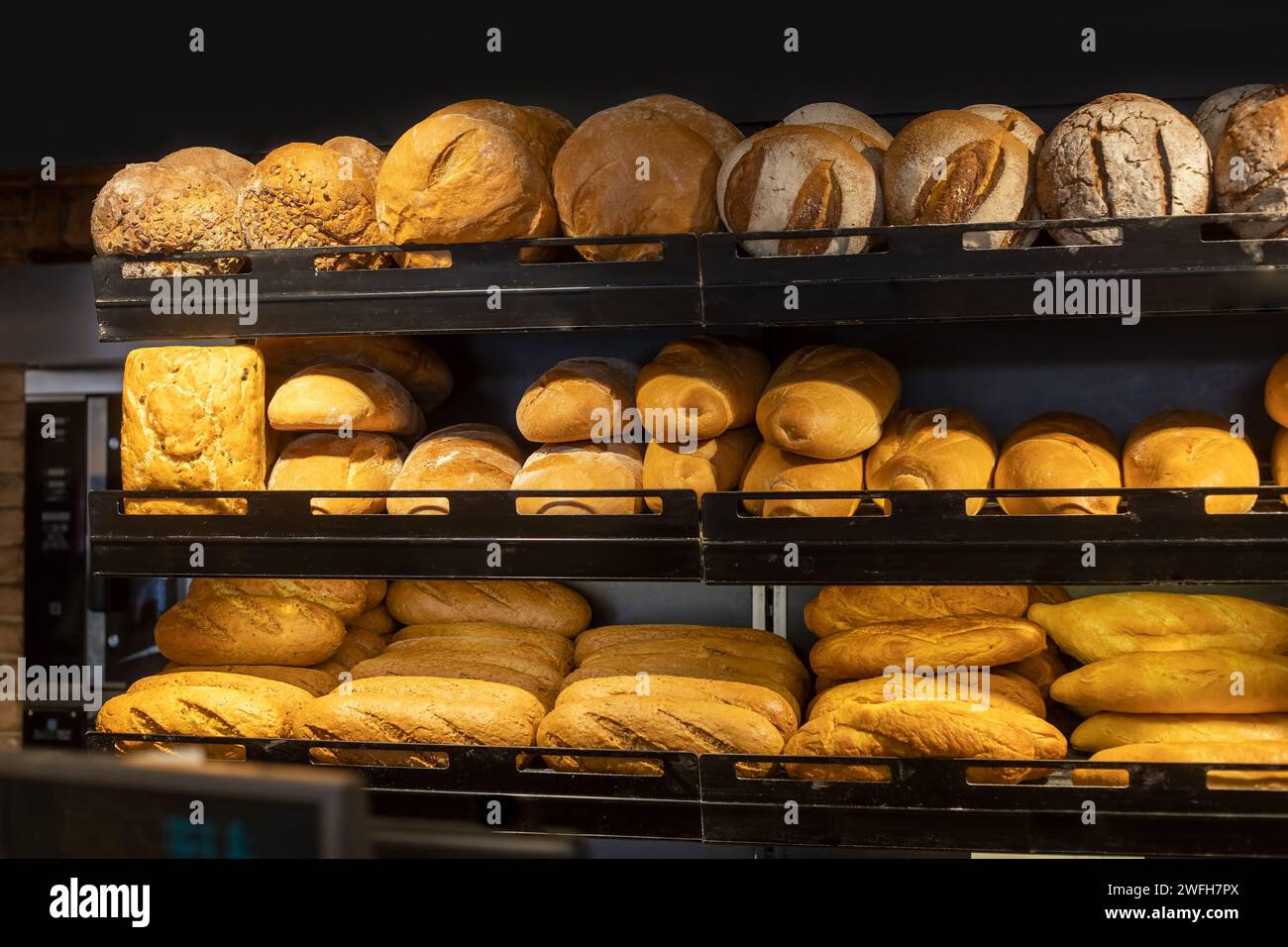 différents types de pain exposés dans la boulangerie Banque D'Images