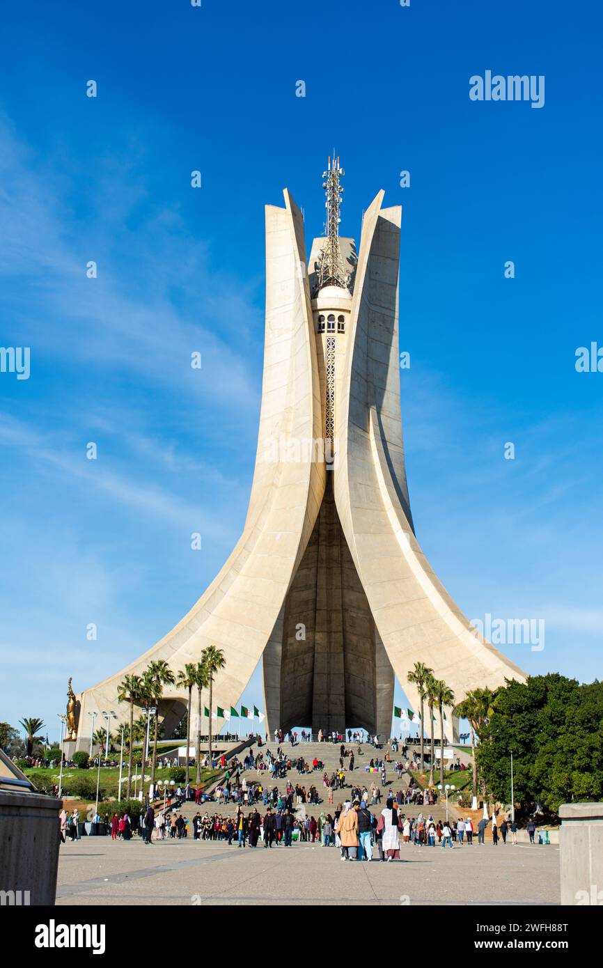 Une foule de gens sur la place Maqam Echahid Monument en vacances dans la ville d'Alger. Banque D'Images