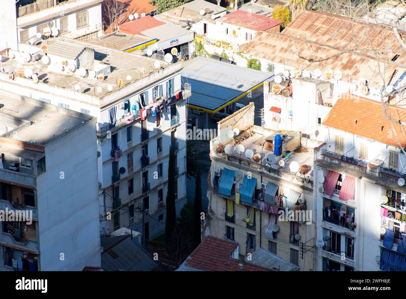 Vue en grand angle de vieux immeubles de grande hauteur dans la ville d'Alger. Banque D'Images