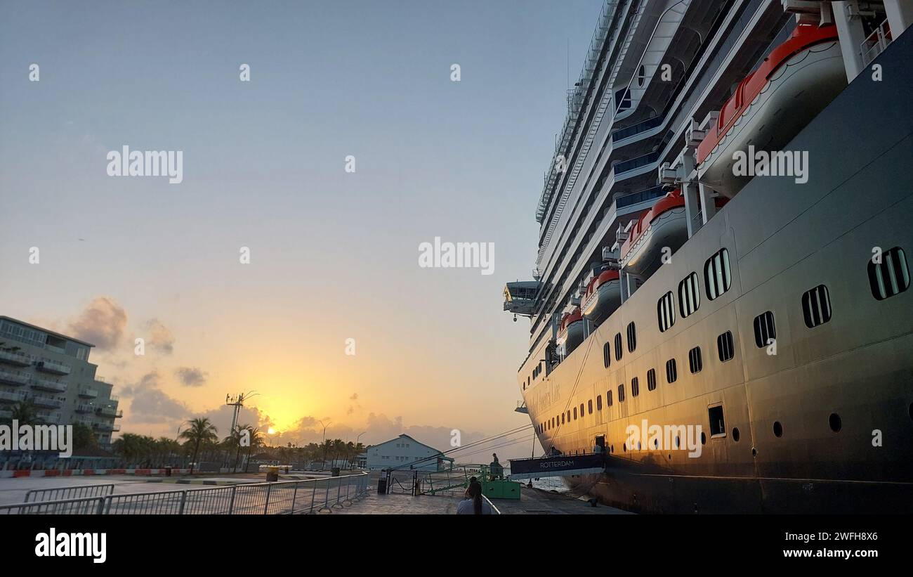 Un énorme bateau de croisière amarré majestueusement devant un décor urbain époustouflant Banque D'Images