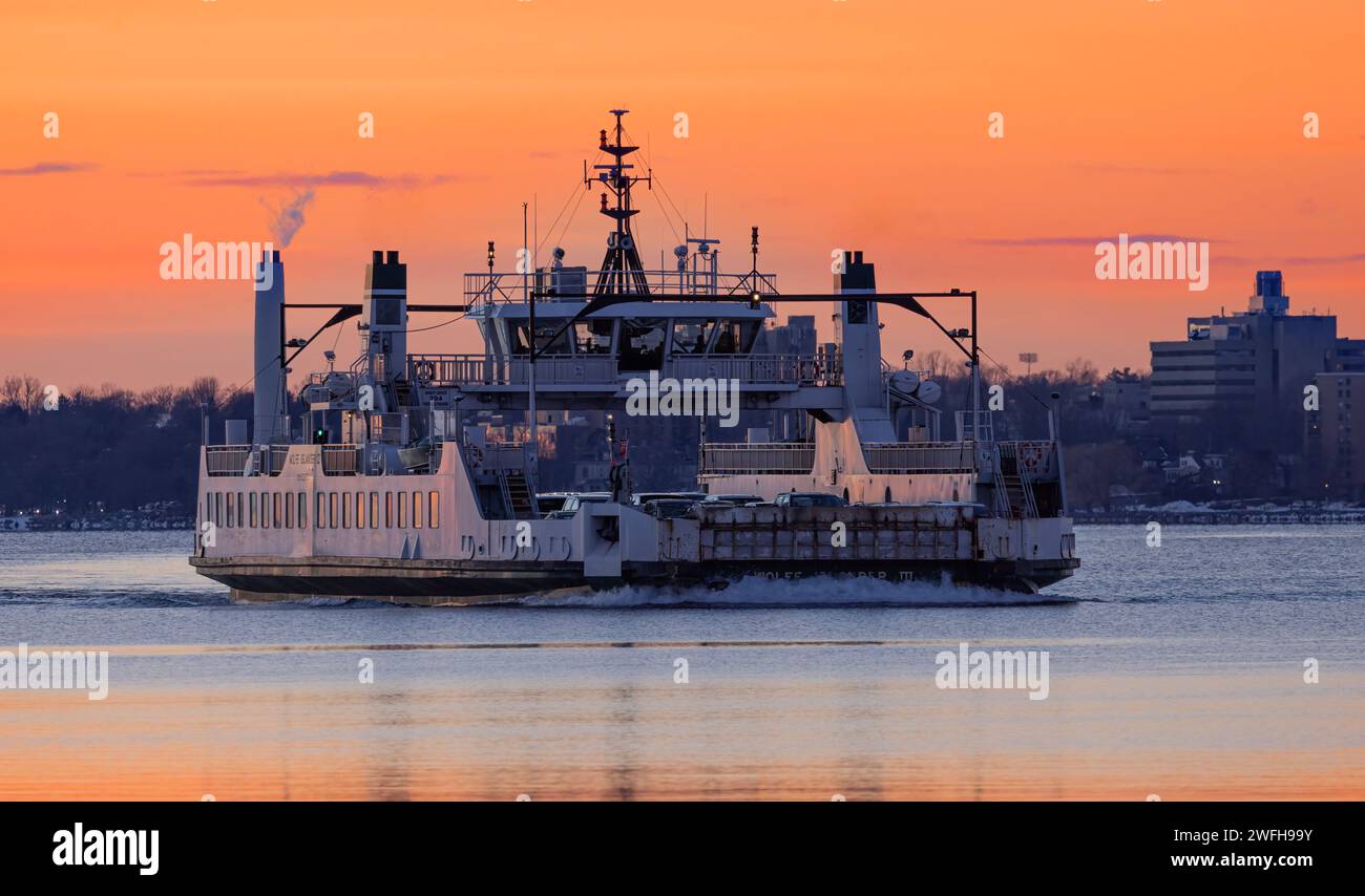 Traversier Wolfe Islander III traversant le lac Ontario au coucher du soleil Banque D'Images