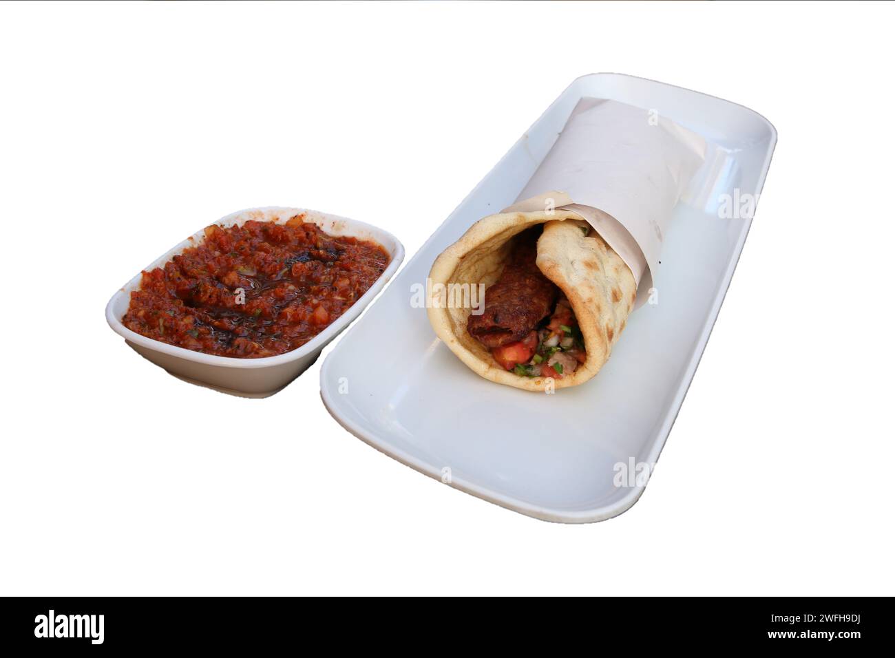 Adana kebab wrap et pâte épicée, isolé sur fond blanc Banque D'Images
