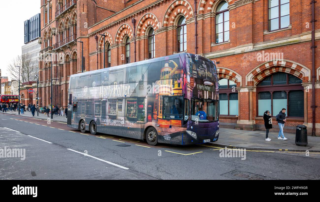 Le bus touristique coloré Harry Potter devant St Gare de Pancras Banque D'Images