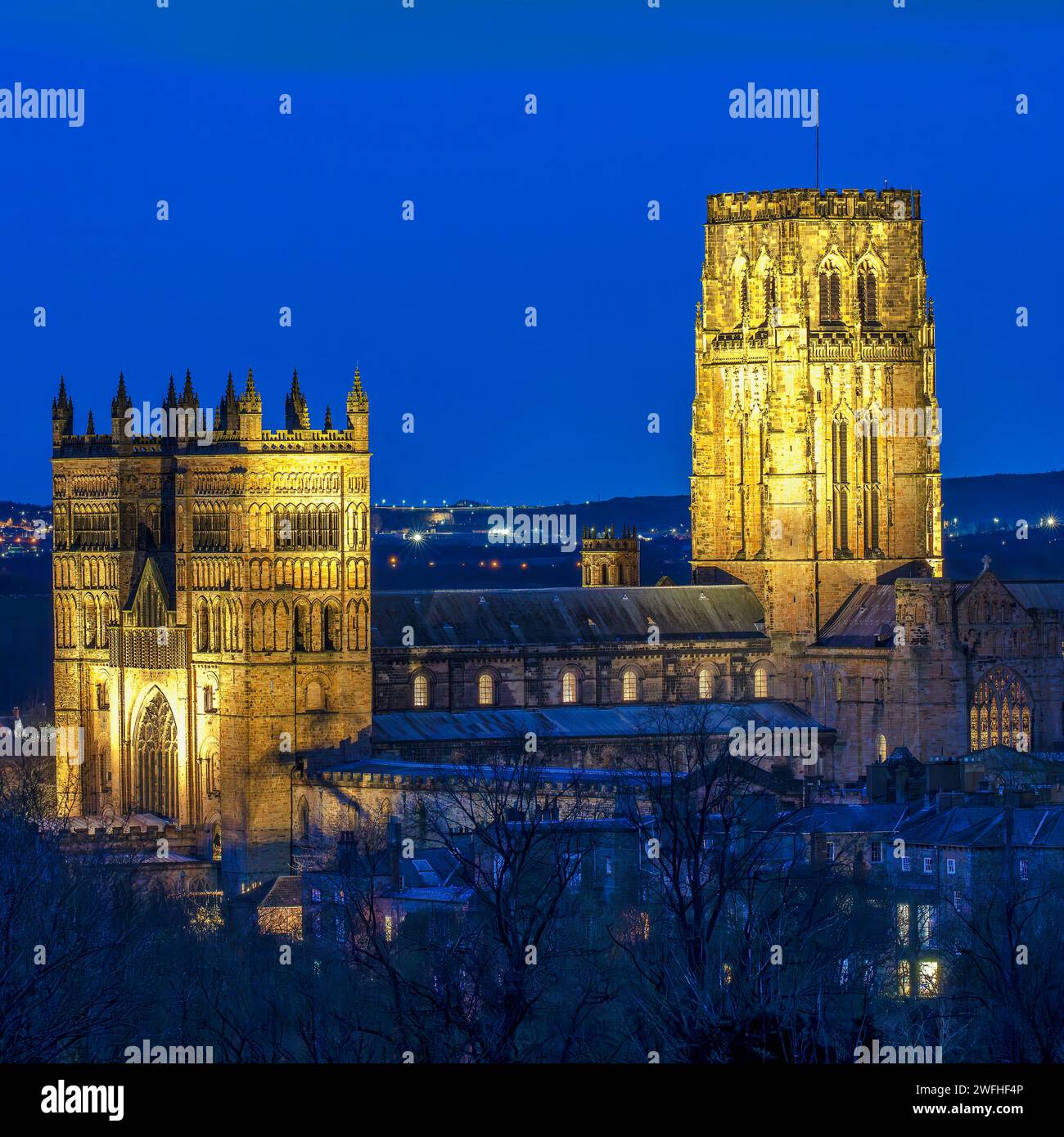 Une vue de la cathédrale de Durham dans la ville de Durham illuminée au crépuscule vu de loin avec un ciel clair Banque D'Images