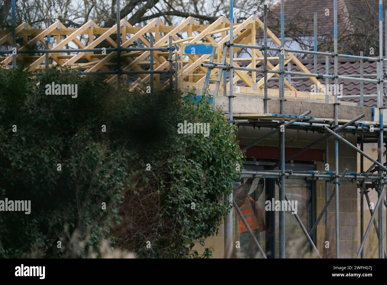 Les travaux se poursuivent pour démolir un bloc de piscine thermale non autorisé dans la maison de Hannah Ingram-Moore, la fille du défunt capitaine Sir Tom Moore, à Marston Moretaine, Bedfordshire. Date de la photo : mercredi 31 janvier 2024. Banque D'Images