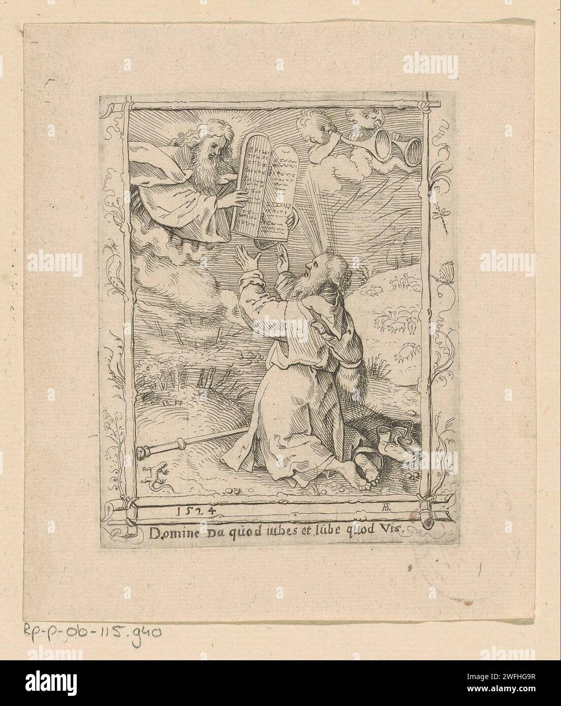Moïse reçoit les dix Commandements, Anonyme, Albrecht Dürer (attribution rejetée), 1524 impression cadre décoratif de bâtons et de motifs végétaux. Avec légende en latin. Gravure de papier Moïse reçoit les tables de la loi de Dieu. animaux fabuleux  lézards. chaussures, sandales Banque D'Images