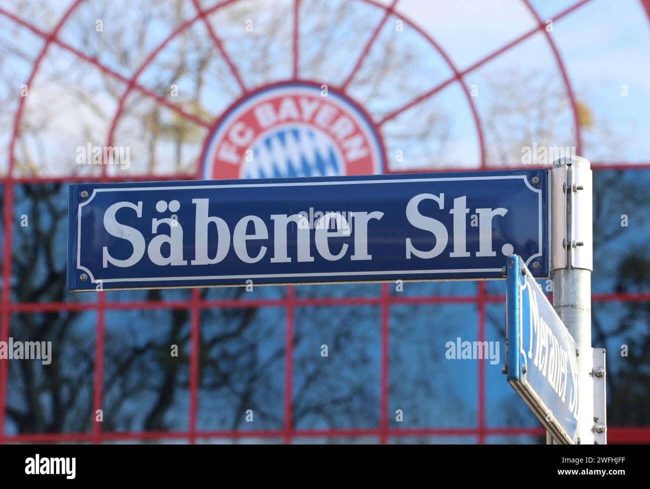 München, Deutschland 31. Janvier 2024 : Fussball, Herren, saison 2023/2024, FC Bayern München, Säbener Strasse hier im Bild das Strassenschild, Strassenname Säbener Str. Und dem logo und Schriftzug des FC Bayern München imHintergrund nähe der Geschäftsstelle an der Säbenerstrasse, Symbolbild Banque D'Images