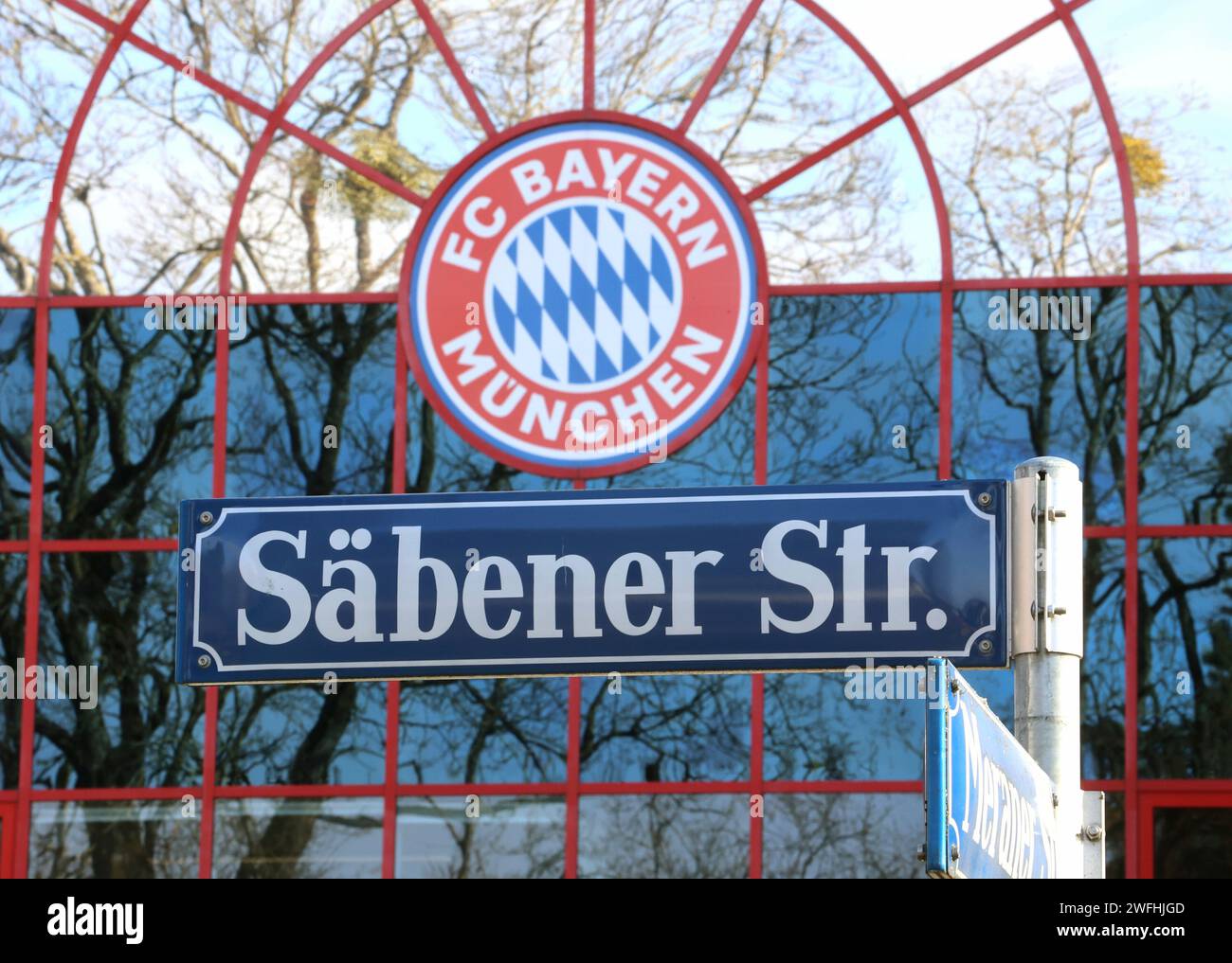 München, Deutschland 31. Janvier 2024 : Fussball, Herren, saison 2023/2024, FC Bayern München, Säbener Strasse hier im Bild das Strassenschild, Strassenname Säbener Str. Und dem logo und Schriftzug des FC Bayern München imHintergrund nähe der Geschäftsstelle an der Säbenerstrasse, Symbolbild Banque D'Images