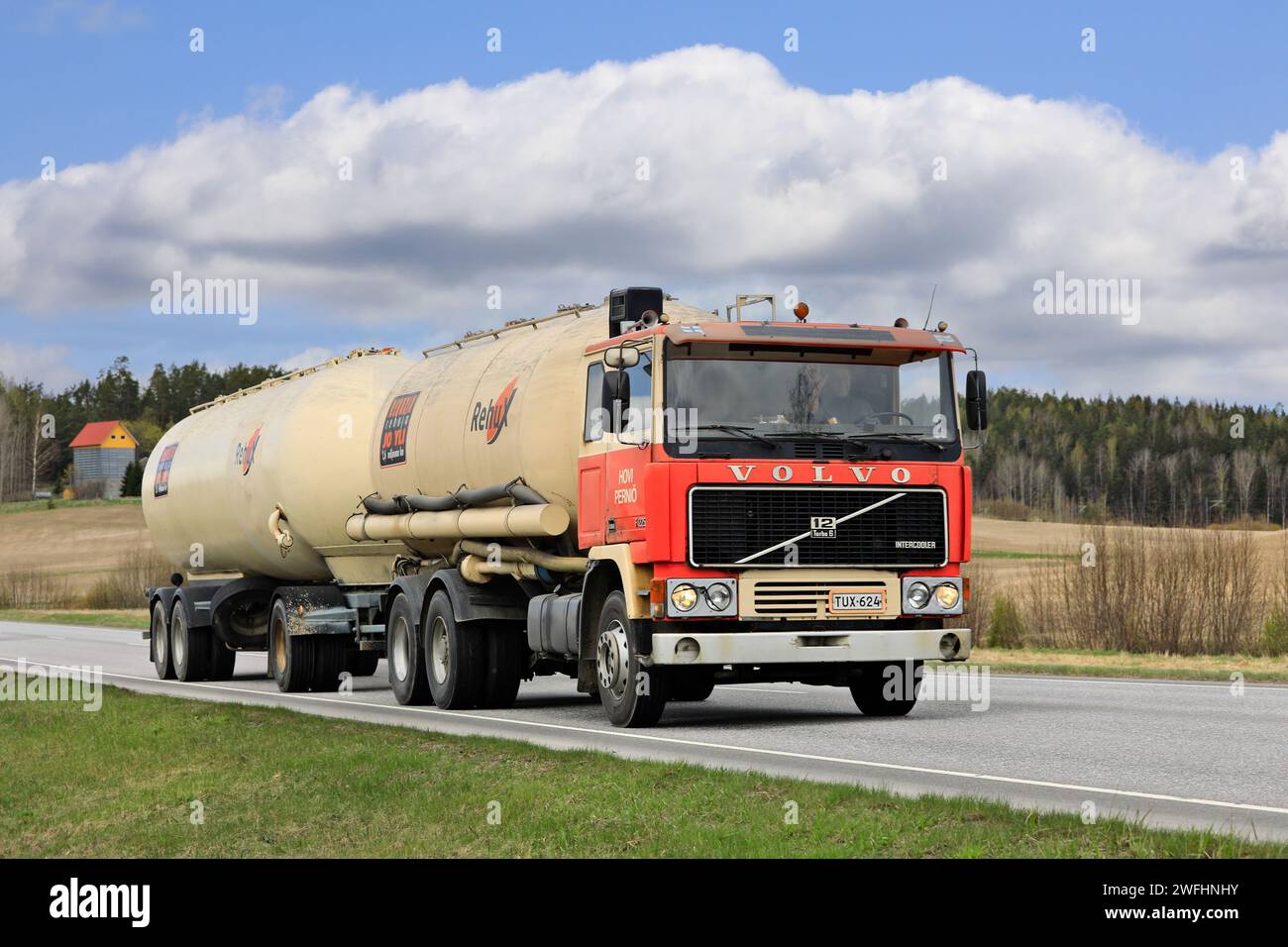 Camion-citerne classique Volvo F1225 de Kuljetusliike Hovi Ky pour le transport d'aliments pour animaux vers le sud sur l'autoroute 52 au printemps. Salo, Finlande. 13 mai 2022. Banque D'Images