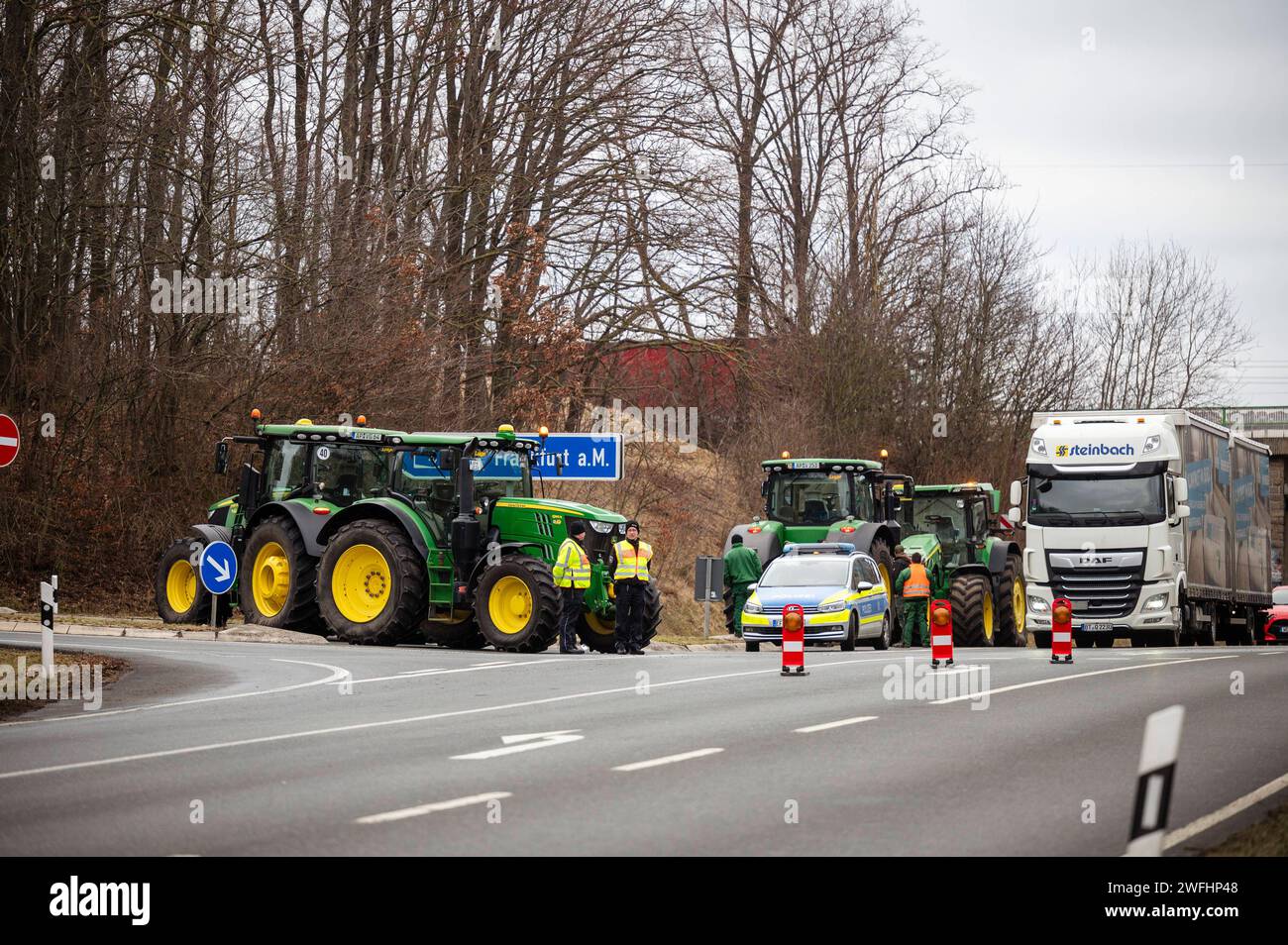 31.01.2024 Weimar : AB dem Morgen wurde die Auffahrt der Autobahn BAB A4 am Industriegebiet U.N.O. BEI Weimar durch Traktoren blockiert. In Thüringen und Sachsen finden wieder Bauernproteste statt. Die Bauern fordern die Rücknahme der Sparpläne der Ampelregierung. *** 31 01 2024 Weimar depuis le matin, des tracteurs ont bloqué la bretelle de l'autoroute A4 à la zone industrielle U N O près de Weimar les manifestations des agriculteurs ont lieu à nouveau en Thuringe et les agriculteurs de Saxe exigent le retrait des plans d'austérité des gouvernements des feux de circulation Banque D'Images