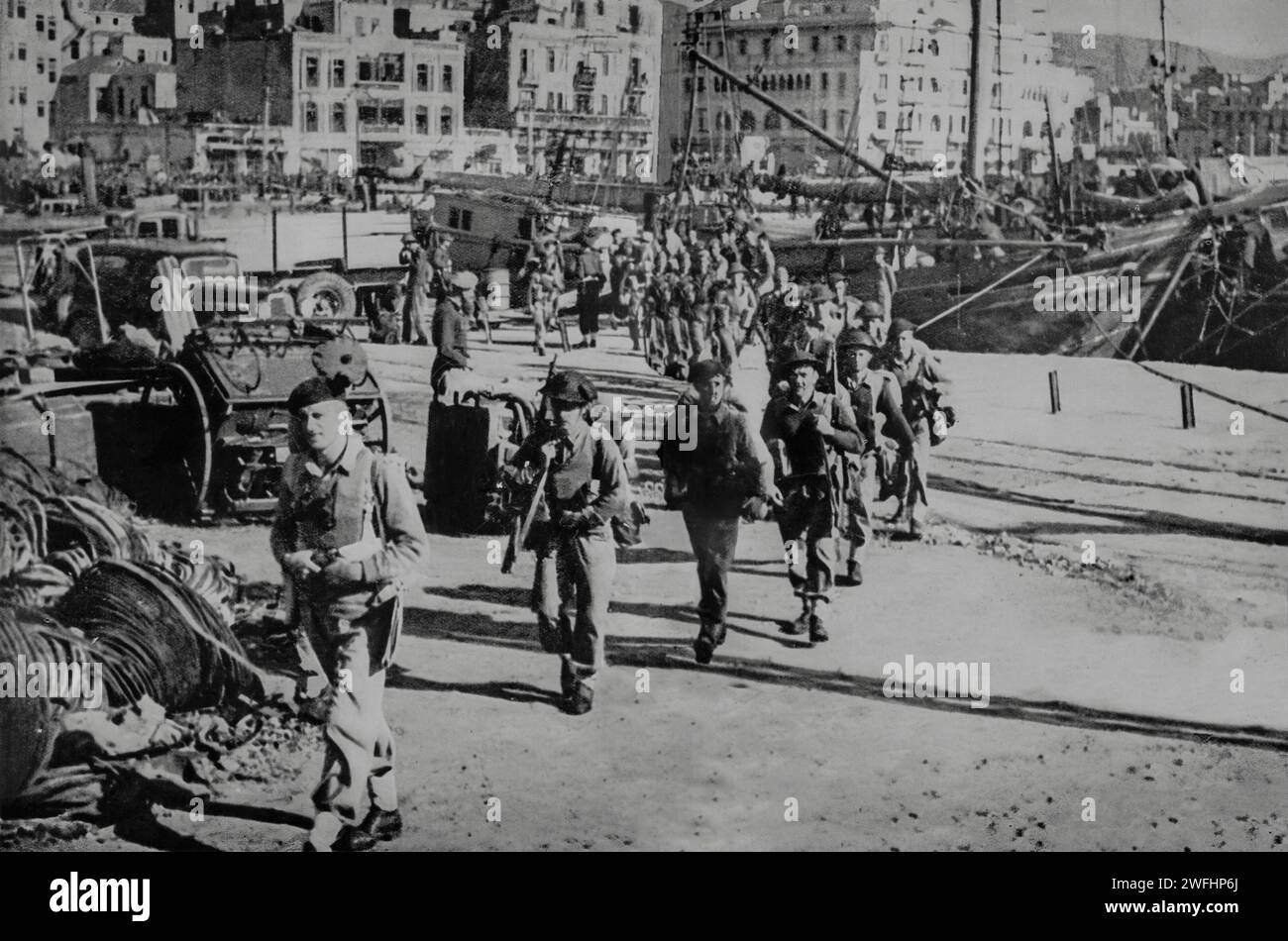 Les commandos britanniques entrent dans le port grec de Salonique le 5 novembre 1944, lors de l’invasion alliée de l’Europe pendant la Seconde Guerre mondiale. Banque D'Images