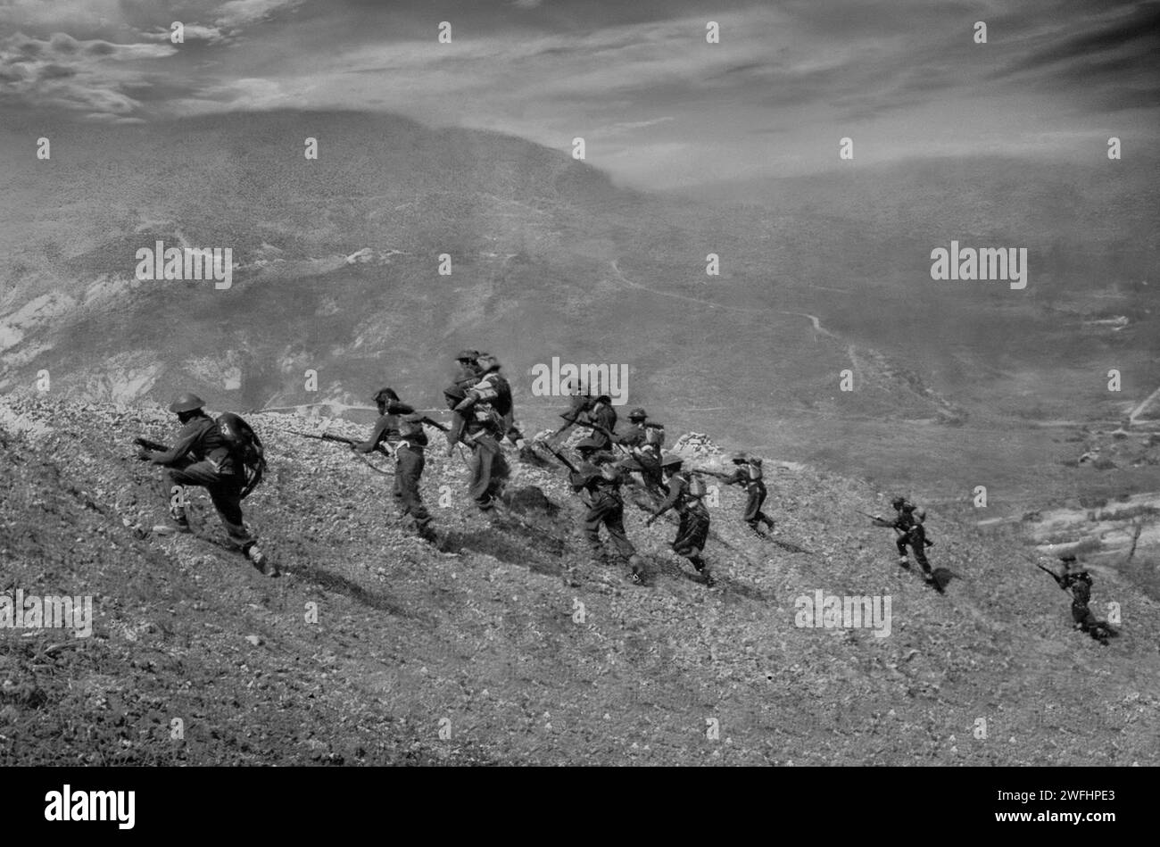 Les troupes indiennes de la 8e armée avancent sur une crête de montagne près de Bologne, en Italie, en avril 1945, pendant les derniers jours de la Seconde Guerre mondiale. Banque D'Images