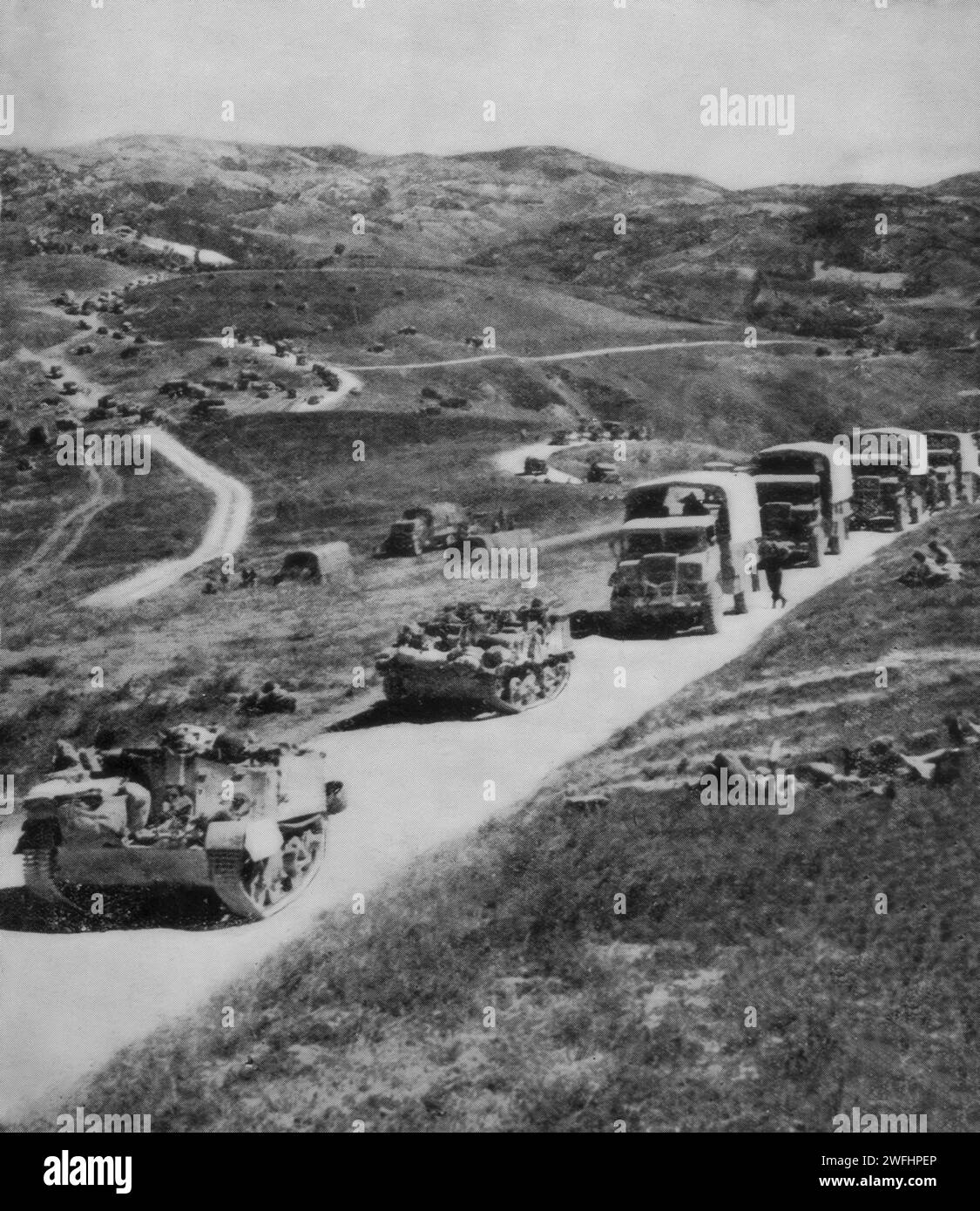 Des colonnes de la 8e armée font leur chemin sur les montagnes de l'Appenine en Italie en septembre 1944 pendant la Seconde Guerre mondiale. Banque D'Images