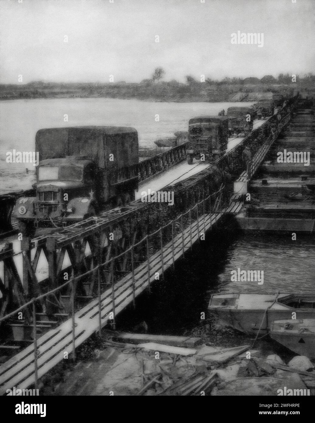Le 25 mars 1945, les approvisionnements alliés se déversent à travers un pont flottant sur le Rhin en Allemagne pendant les derniers jours de la Seconde Guerre mondiale en Europe. Banque D'Images
