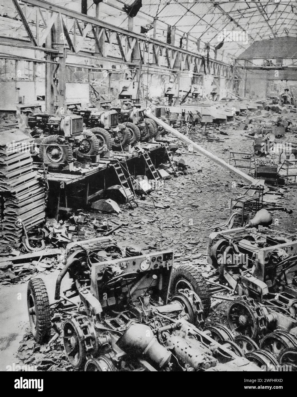 Lorsque les troupes alliées sont entrées à Hamm dans le district de la Ruhr du nord de l'Allemagne en avril 1945, elles ont pu voir les effets des bombardements concentrés sur une usine de tracteurs pendant les derniers jours de la Seconde Guerre mondiale. Banque D'Images