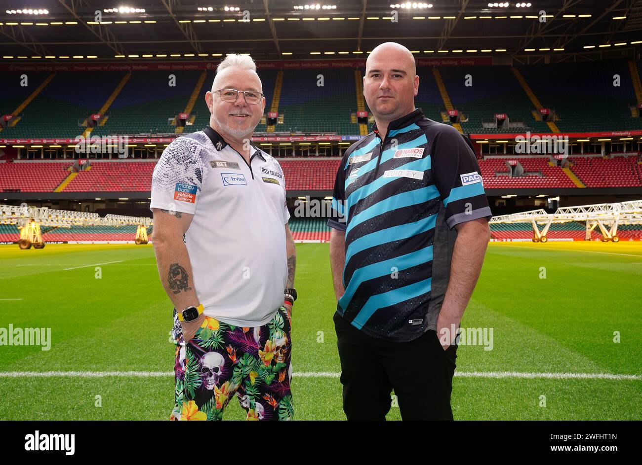 Peter Wright (à gauche) et Rob Cross lors du lancement de la BetMGM Premier League au Principality Stadium de Cardiff. Date de la photo : mercredi 31 janvier 2024. Banque D'Images