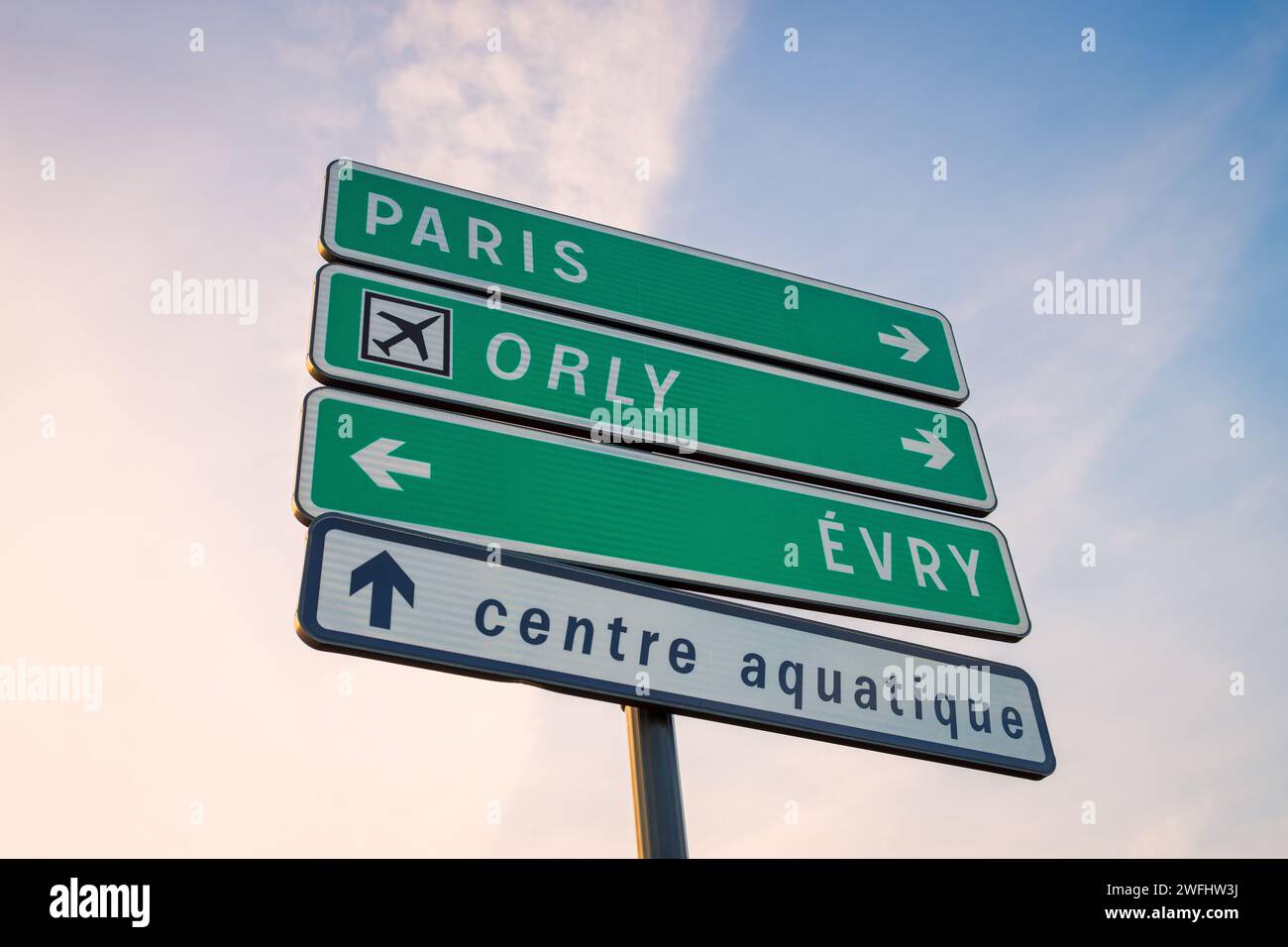 Panneaux indiquant Paris et l'aéroport d'Orly près de Paris France Banque D'Images