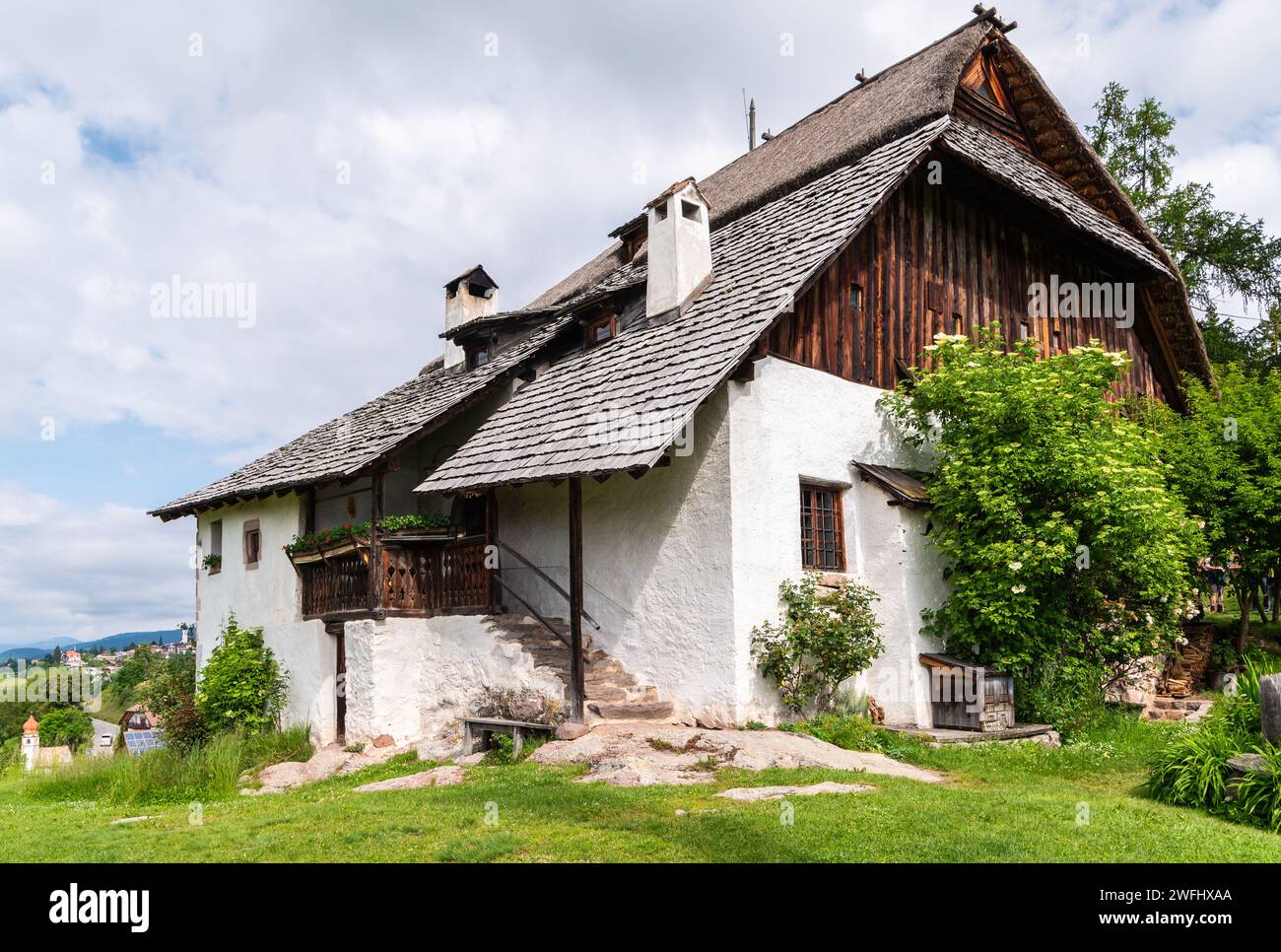 L'ancien Maso Plattner (ferme tyrolienne typique), site du Musée des abeilles, Costalovara, municipalité de Ritten, Tyrol du Sud. Trentin-Haut-Adige, nord Banque D'Images