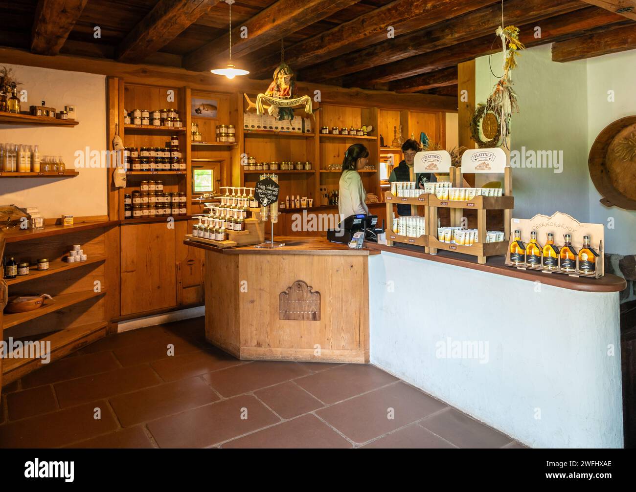 Exposition intérieure de l'ancien site Maso Plattner du Musée des abeilles, Costalovara, municipalité de Ritten, Tyrol du Sud. Trentin-Haut-Adige, nord Banque D'Images