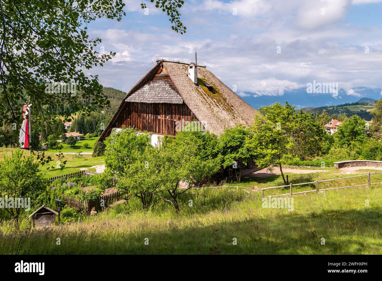 L'ancien Maso Plattner (ferme tyrolienne typique), site du Musée des abeilles, Costalovara, municipalité de Ritten, Tyrol du Sud. Trentin-Haut-Adige, nord Banque D'Images