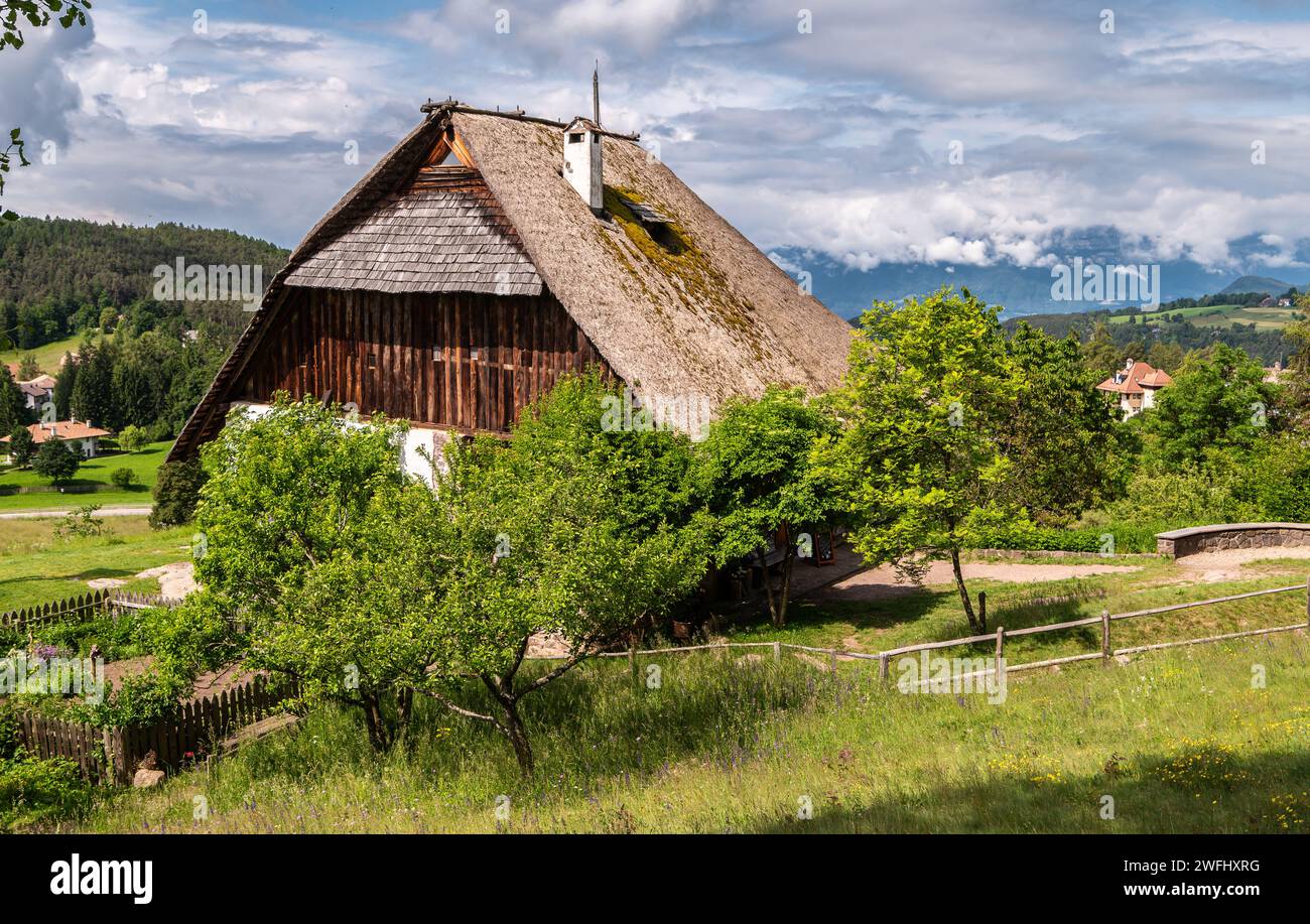 L'ancien Maso Plattner (ferme tyrolienne typique), site du Musée des abeilles, Costalovara, municipalité de Ritten, Tyrol du Sud. Trentin-Haut-Adige, nord Banque D'Images