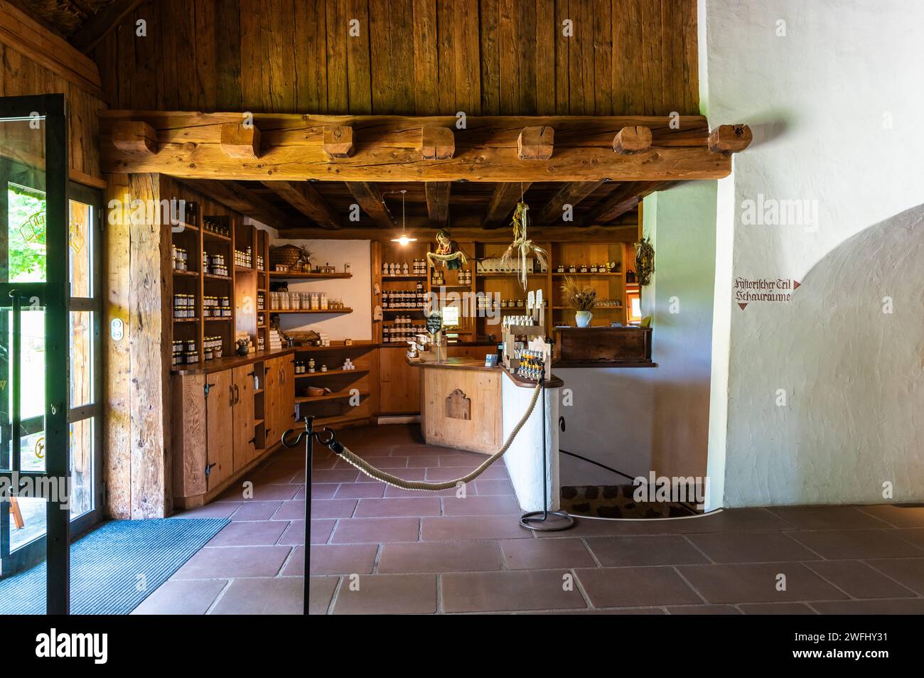 Exposition intérieure de l'ancien site Maso Plattner du Musée des abeilles, Costalovara, municipalité de Ritten, Tyrol du Sud. Trentin-Haut-Adige, nord Banque D'Images