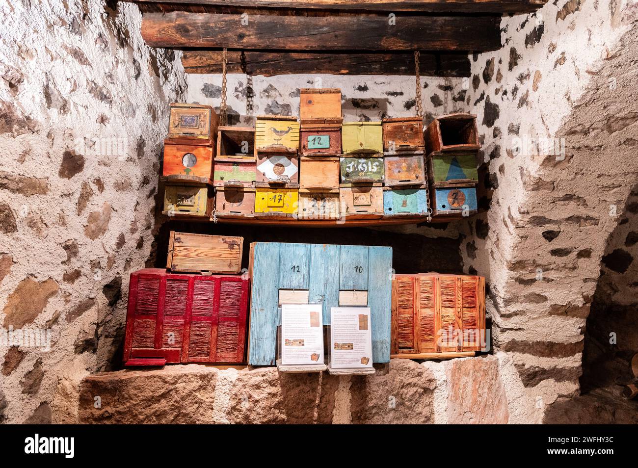 Exposition intérieure de l'ancien site Maso Plattner du Musée des abeilles, Costalovara, municipalité de Ritten, Tyrol du Sud. Trentin-Haut-Adige, nord Banque D'Images